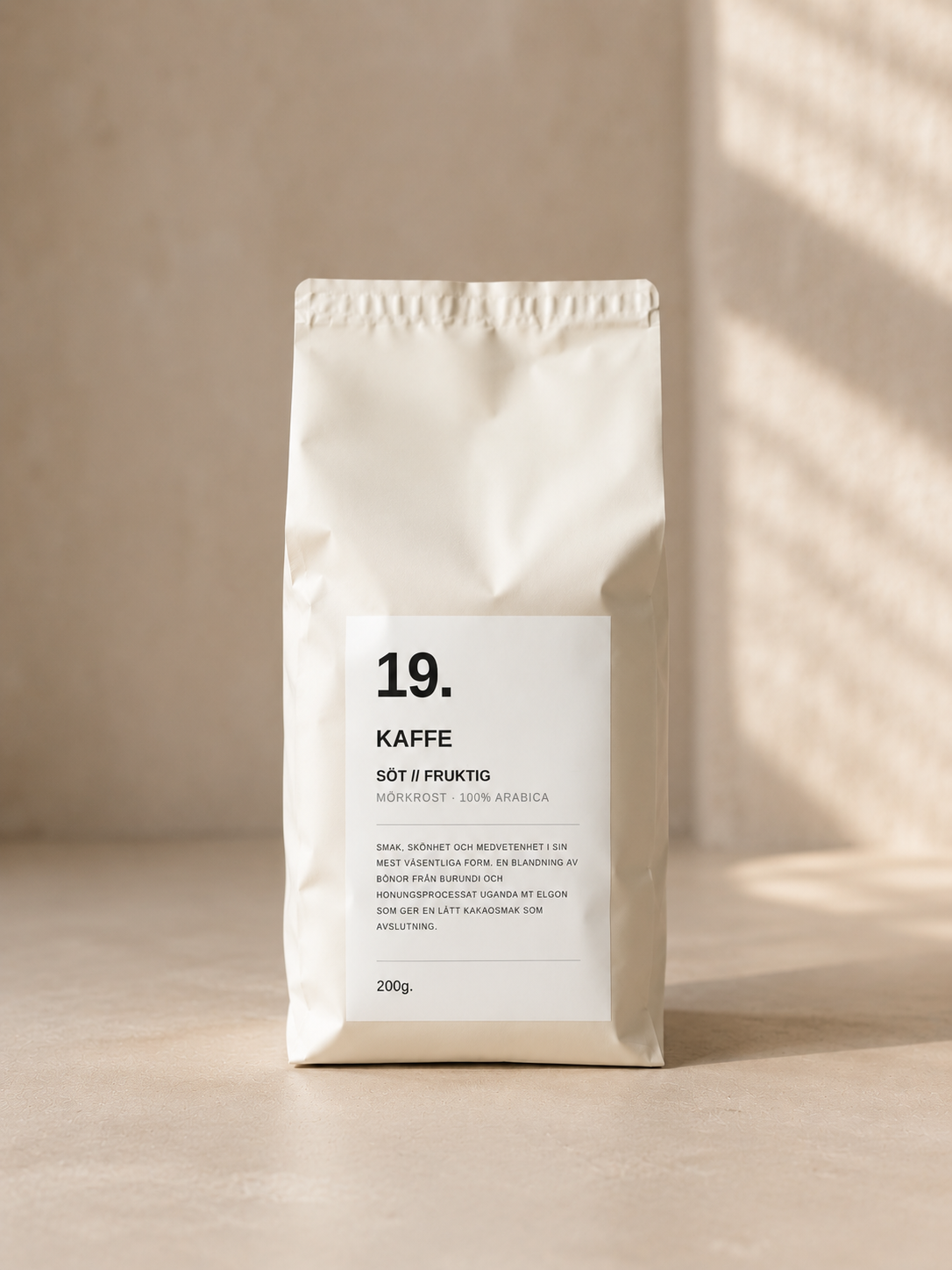 Stund 19 — ljus påse kaffe i mjukt sidoljus