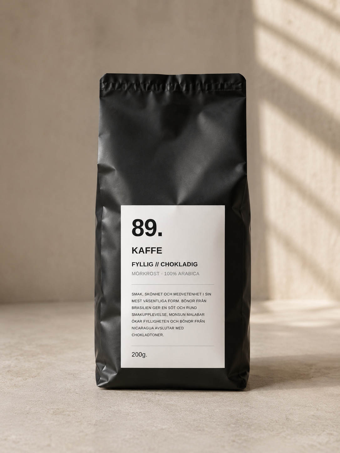 Stund 89 — mörk påse kaffe i mjukt sidoljus